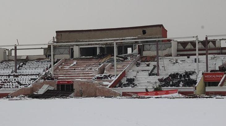 Elazığ'da stadın yıkımı başladı