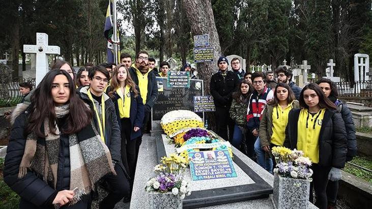 Lefter Küçükandonyadis mezarı başında anıldı