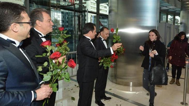 Genel Müdür kadın çalışanları smokinle karşıladı