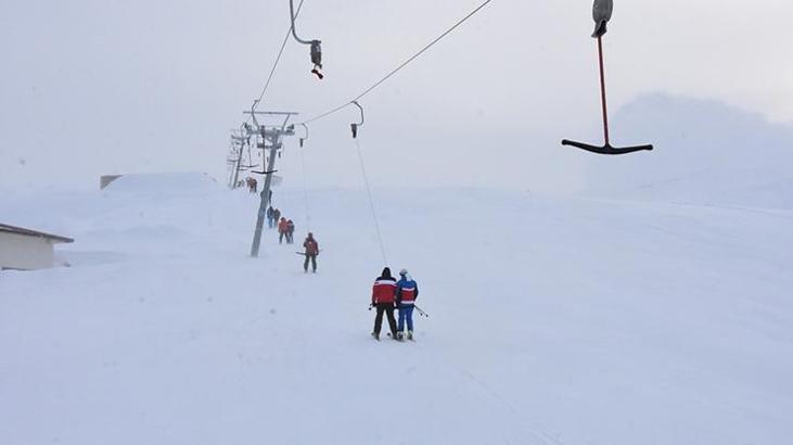 Bitlis Eren Üniversitesi kampusu içinde kayak tesisi açıldı