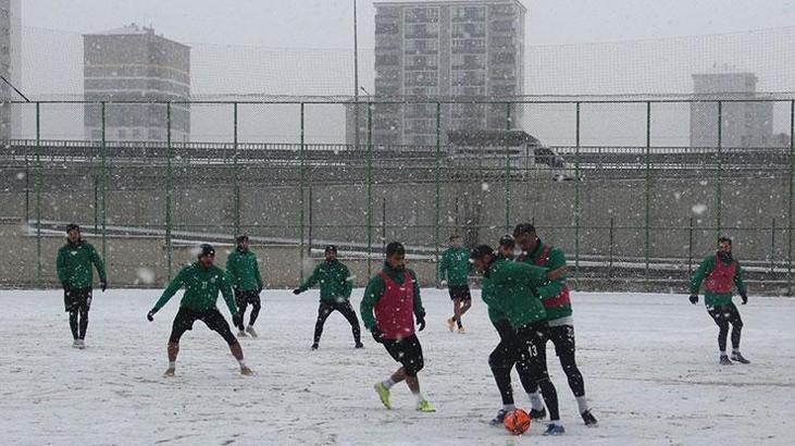 Sivas Belediyespor, kar altında çalıştı