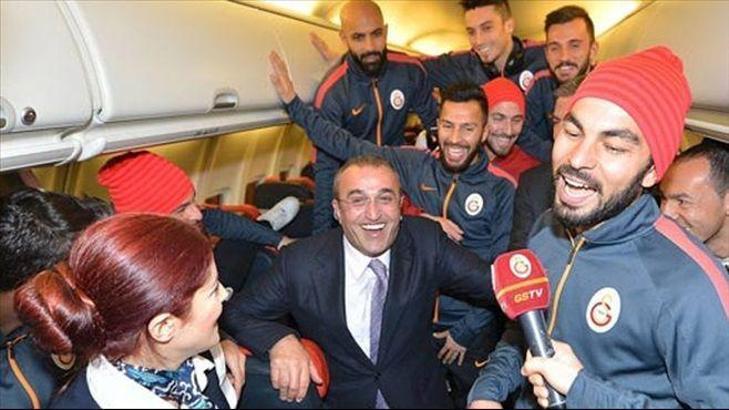 Selçuk İnan'a uçakta doğum günü sürprizi!
