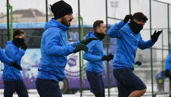 Afyonspor soğuk ve karlı havaya rağmen hazırlıklarını sürdürdü
