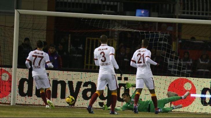 Galatasaray'da defans evlere şenlik