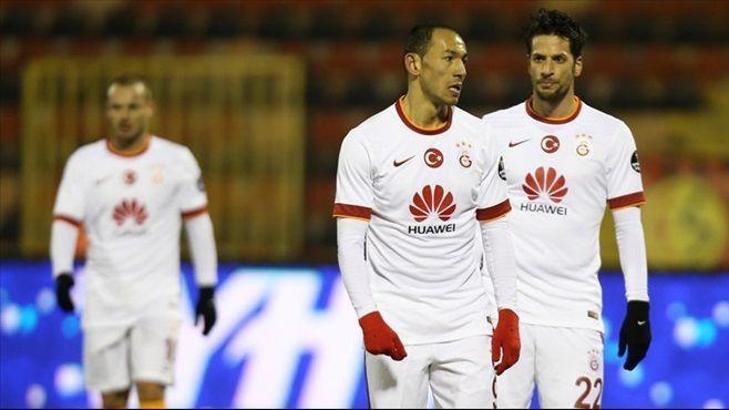 Galatasaraylı futbolcular maç bitince masaja koştular
