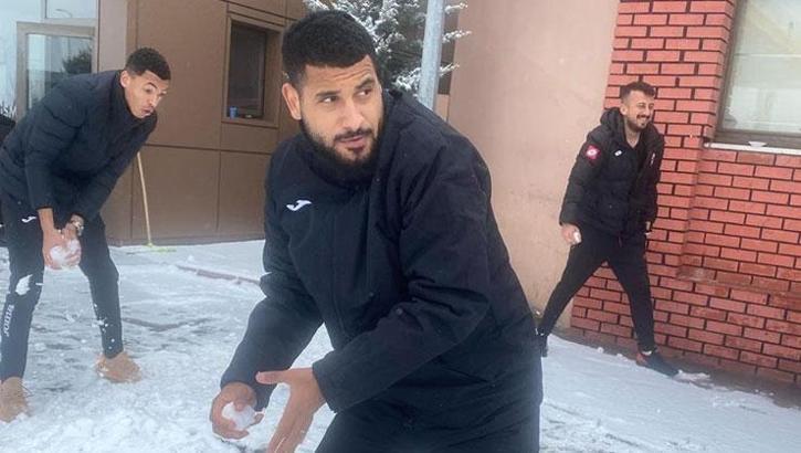 Adanasporlu futbolcular kar keyfi yaptı