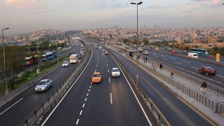 İstanbul'da TIR halk otobüsüne çarptı