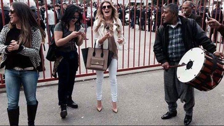 Mersin İdmanyurdulu futbolcuların eşleri göbek attı