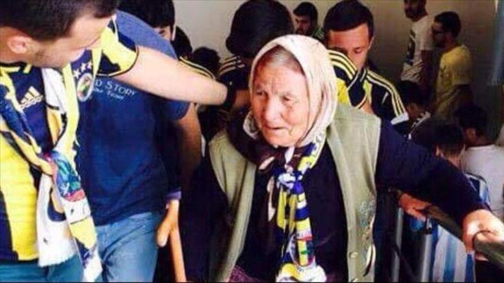 Van Persie için bastonuyla geldi!
