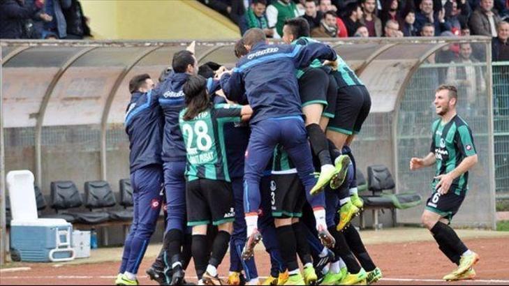 Sakaryaspor, liderliğini sürdürdü