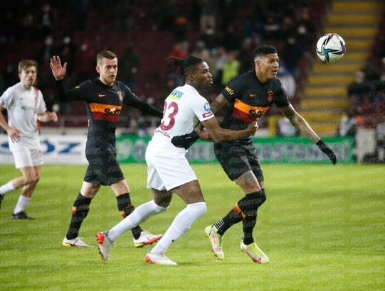 Galatasaraylı Patrick van Aanholt: Herkesten özür diliyorum!
