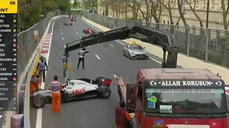 Formula 1'de ‘Allah Korusun' yazılı çekici