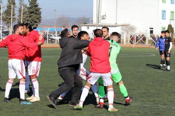 Futbol maçında büyük kavga! 10 futbolcu hastaneye kaldırıldı