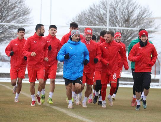 Sivasspor'da 3 oyuncu ceza sınırında