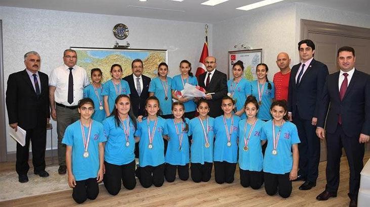 Hentbolcu kızlar şampiyonluk sevincini Vali Demirtaş ile paylaştı