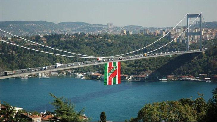 Karşıyaka'dan İstanbul Boğazı'na dev bayrak!