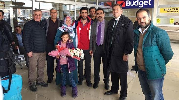 Milli kayakçıya çiçekli karşılama