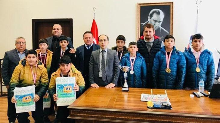 Tufanbeyli Ortaokulu güreşte Adana ikincisi