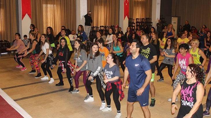 Sokak hayvanları için dans edip kilo vererek mama aldılar