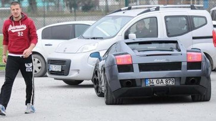 Ceza onu kesmedi Lamborghini'yi çekti!