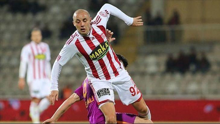 Cüneyt Tanman'ın ilk icraatı: Aatif Chahechouhe