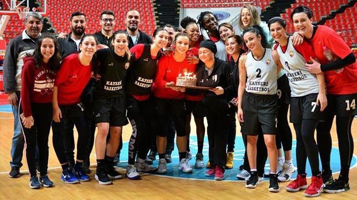Ezgi Manlacı'ya sürpriz doğum günü kutlaması