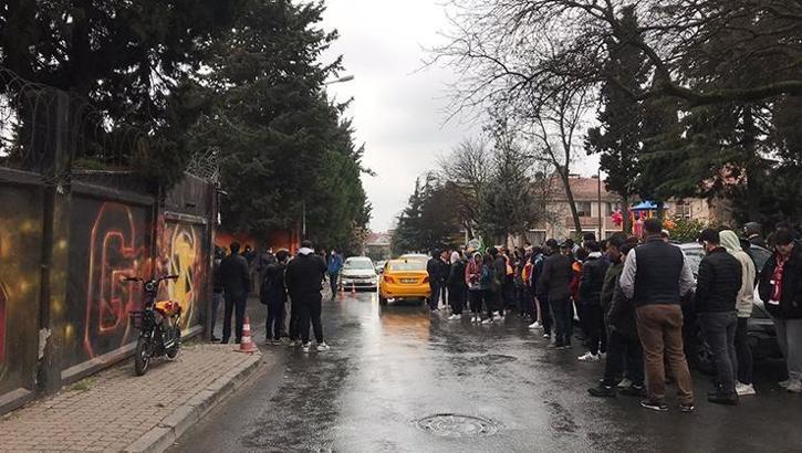 Galatasaraylı taraftalar Florya'da toplandı! İstifa sesleri