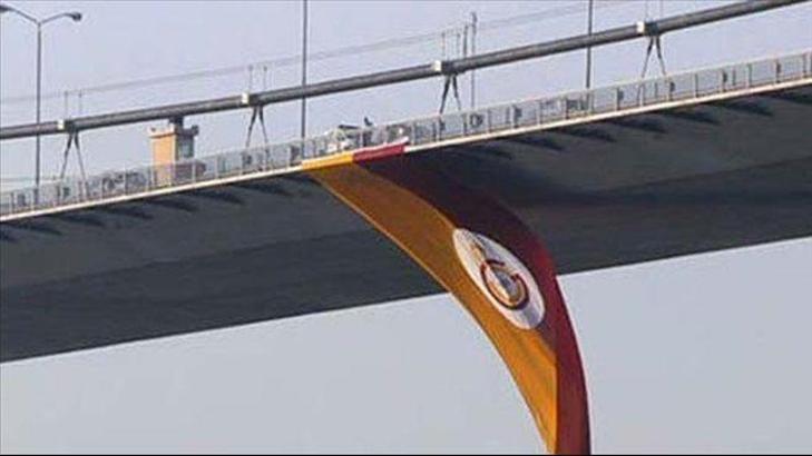 Köprüdeki Galatasaray bayrağı kesildi