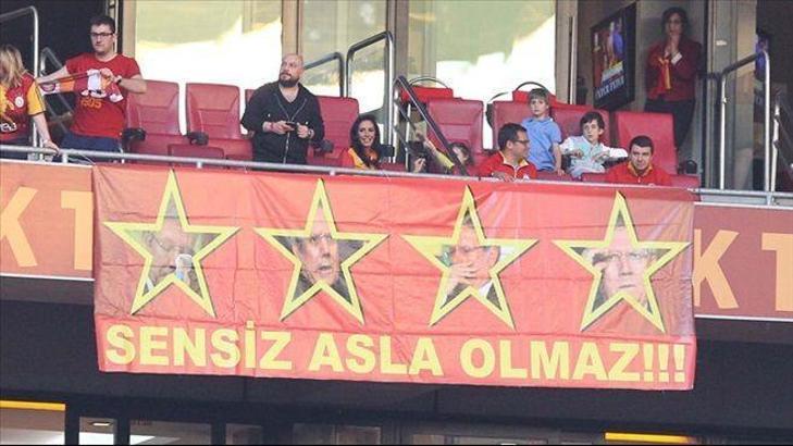 TT Arena tribünlerinde Aziz Yıldırım pankartı