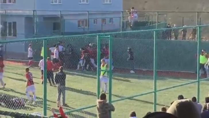Taraftarlar, rakip takımın futbolcu ve teknik heyetine saldırdı