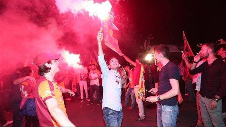 Beşiktaşlı taraftarlar Galatasaraylıları denize attı!