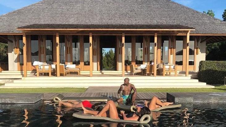 Mayweather'ın havuz keyfi