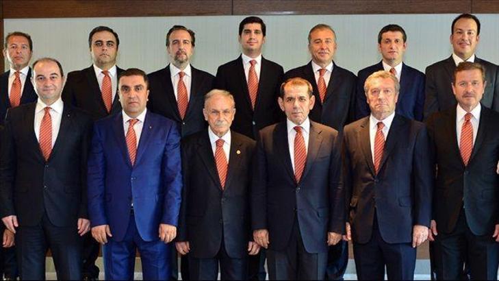 Dursun Özbek 1 adım önde