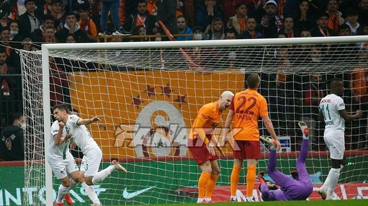 Galatasaray taraftarından olay tepki: Formayı çıkarın, s.. gidin!