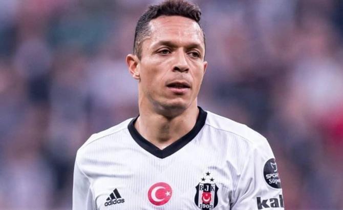 Beşiktaşlı Adriano'yla ilgili flaş transfer gelişmesi!