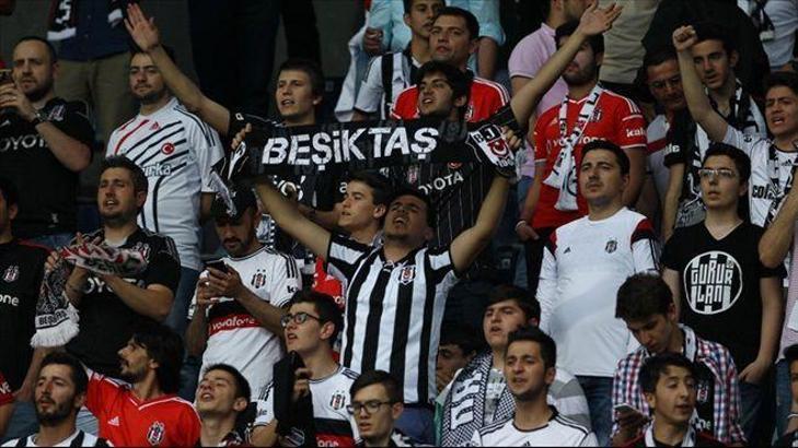 Beşiktaş tribünleri ikiye bölündü!