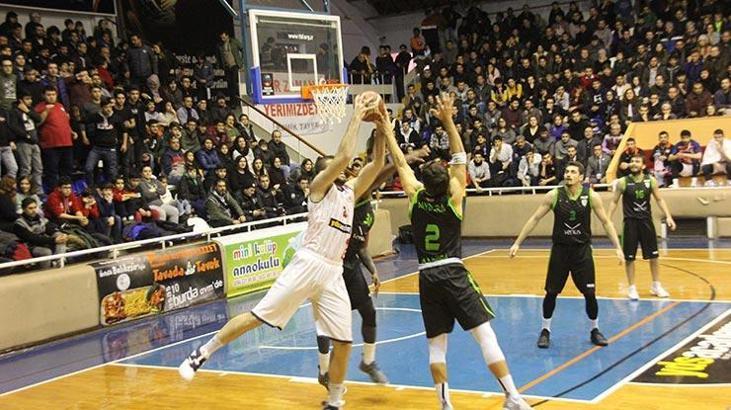 Karesispor zirveyi bırakmadı
