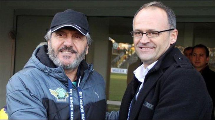 İrfan Buz oyuncu izliyor