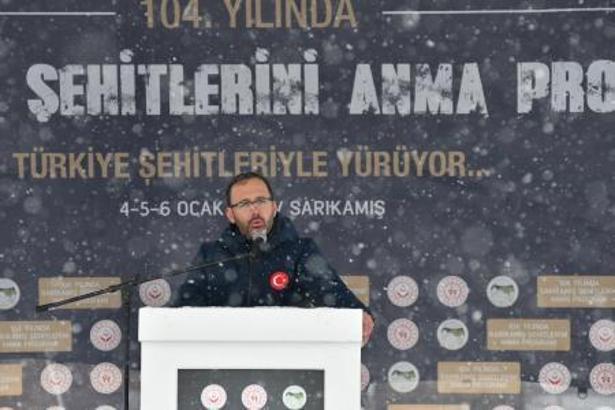 Bakan Kasapoğlu Şehit Mehmetçikler'in kardan heykellerinin açılışına katıldı