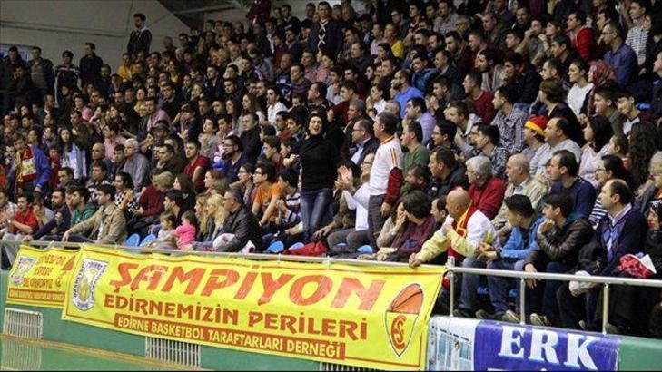 Fenerbahçe maçında Sarı Kırmızı bayrak krizi
