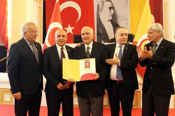 Galatasaray'da olağanüstü divan kurulu toplantısı yapıldı