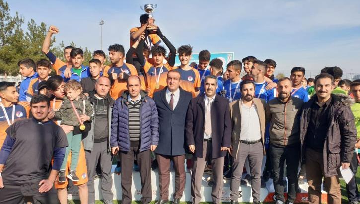 Diyarbakır'da okullararası futbol turnuvasının şampiyonu Talaytepe oldu