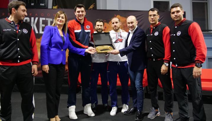 Bahçeşehir Koleji'nin basketbolcuları, İzmir'de öğrencilerle buluştu