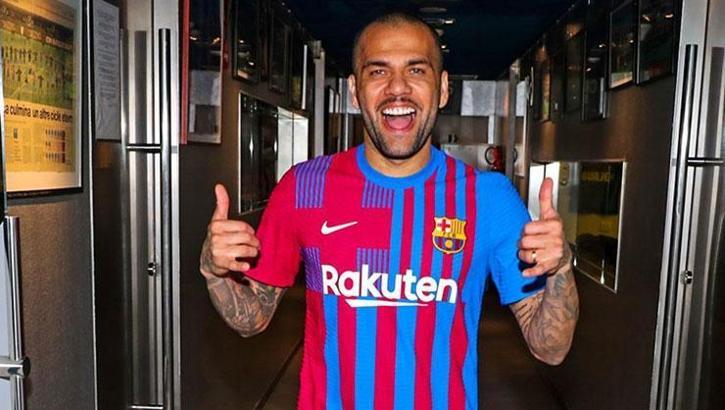 Barcelona Dani Alves'in lisansını çıkarttı