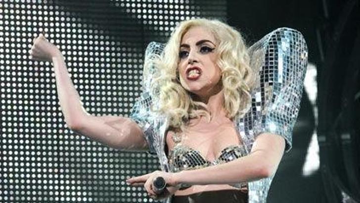 Sahnede Lady Gaga, yatakta Stefani