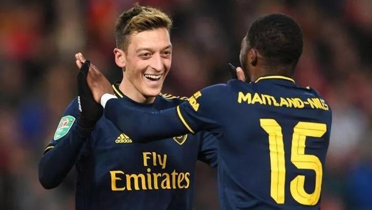 Roma Maitland-Niles'in peşinde