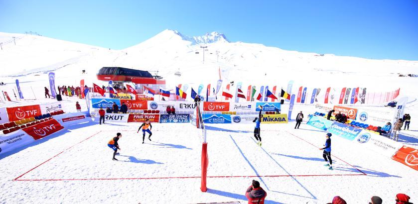 Erciyes'teki kar voleyboluna 9 ülkeden 60 sporcu