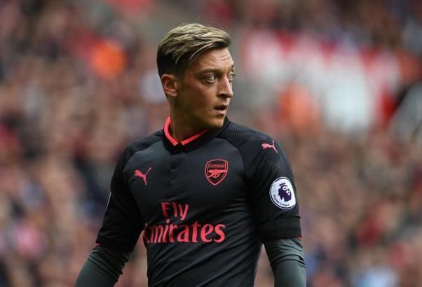Mesut Özil'den Kabe örtüsüyle paylaşım