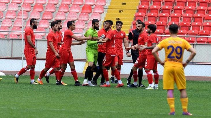 Mersin İY kalecisi, 4. gol sonrası sahayı terk etti