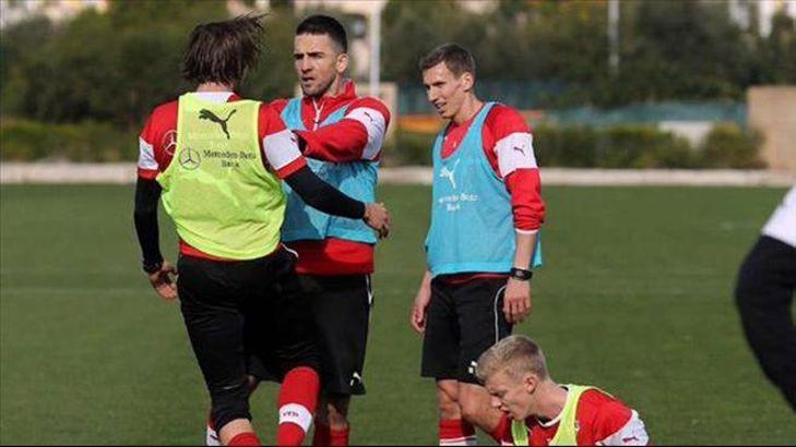 Stuttgart'lı futbolcular birbirine girdi!
